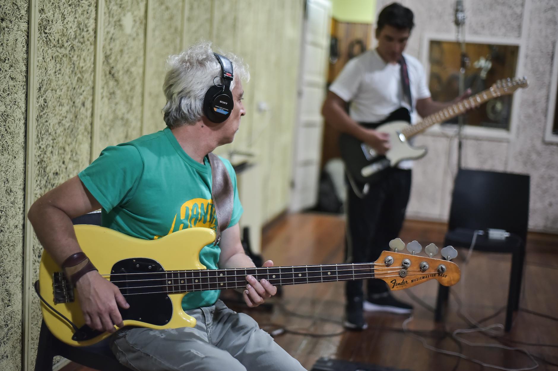 Dwóch gitarzystów nagrywa na żywo w studiu w Buenos Aires