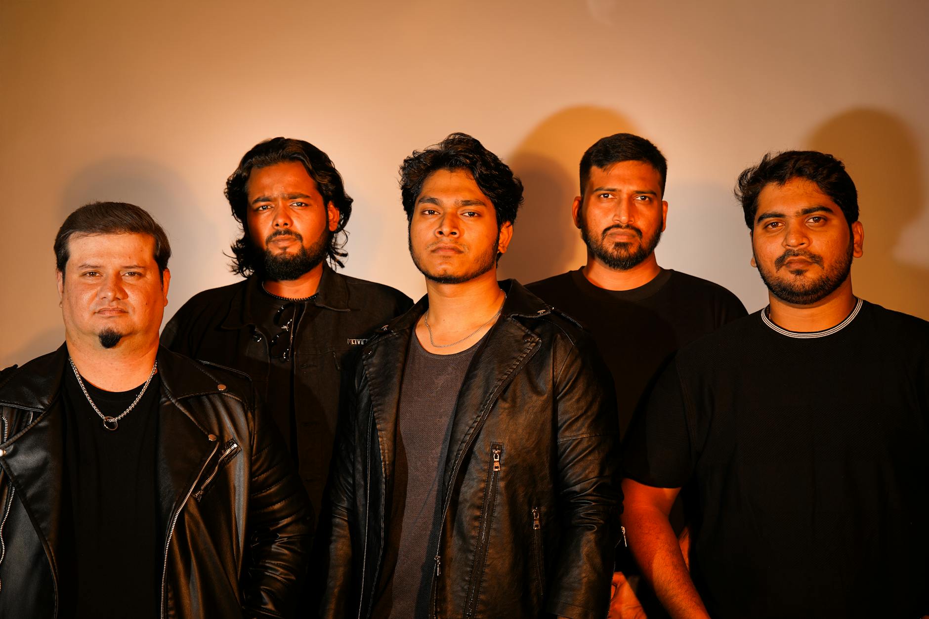 Rockowy zespół pozuje pewnie w studiu podczas sesji zdjęciowej