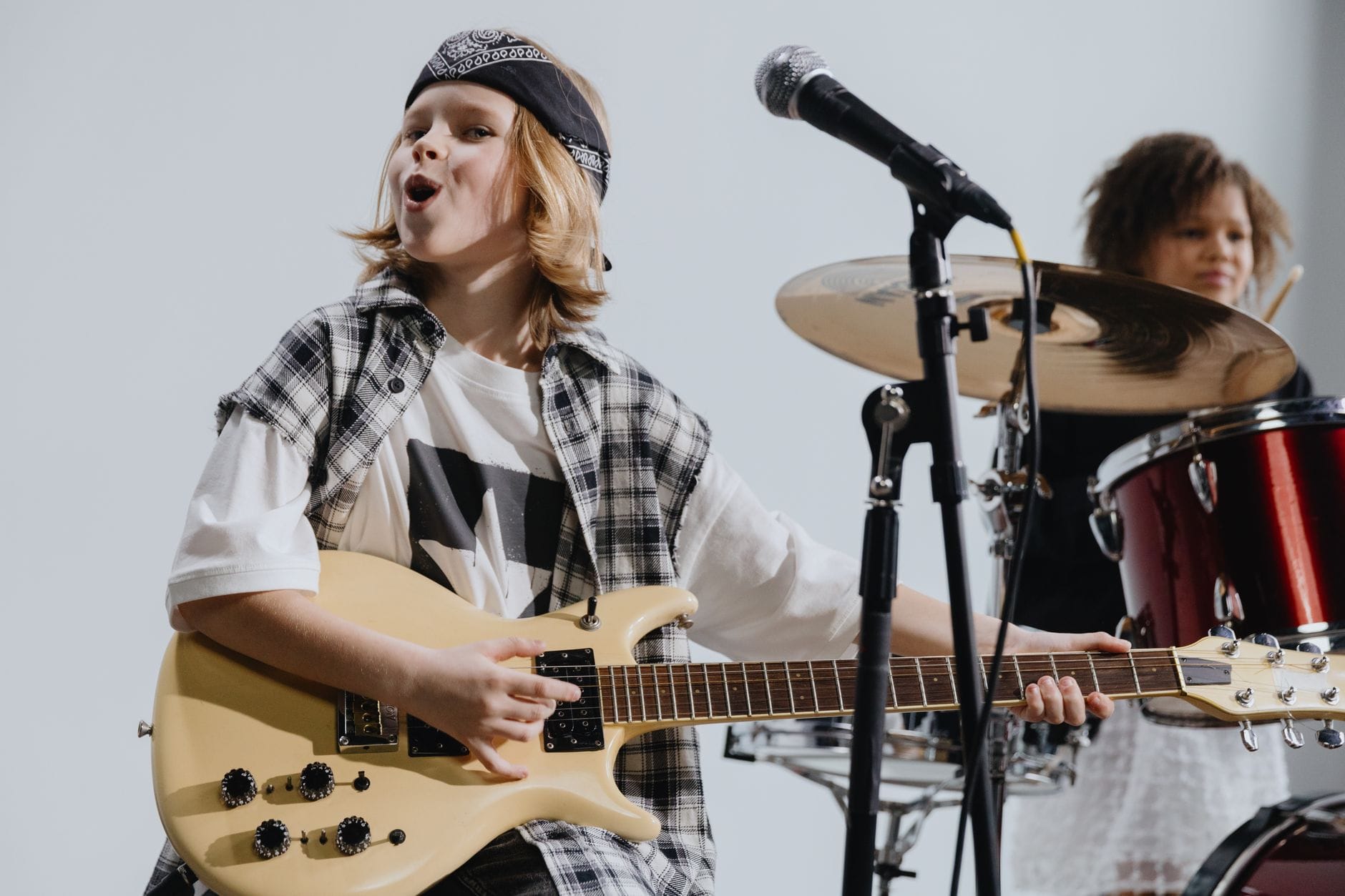Muzyczne easter eggi: gdzie w rocku ukrywają się cytaty z innych utworów i własnych dawnych kompozycji Młodzi rockmani grający na gitarze elektrycznej i perkusji na scenie