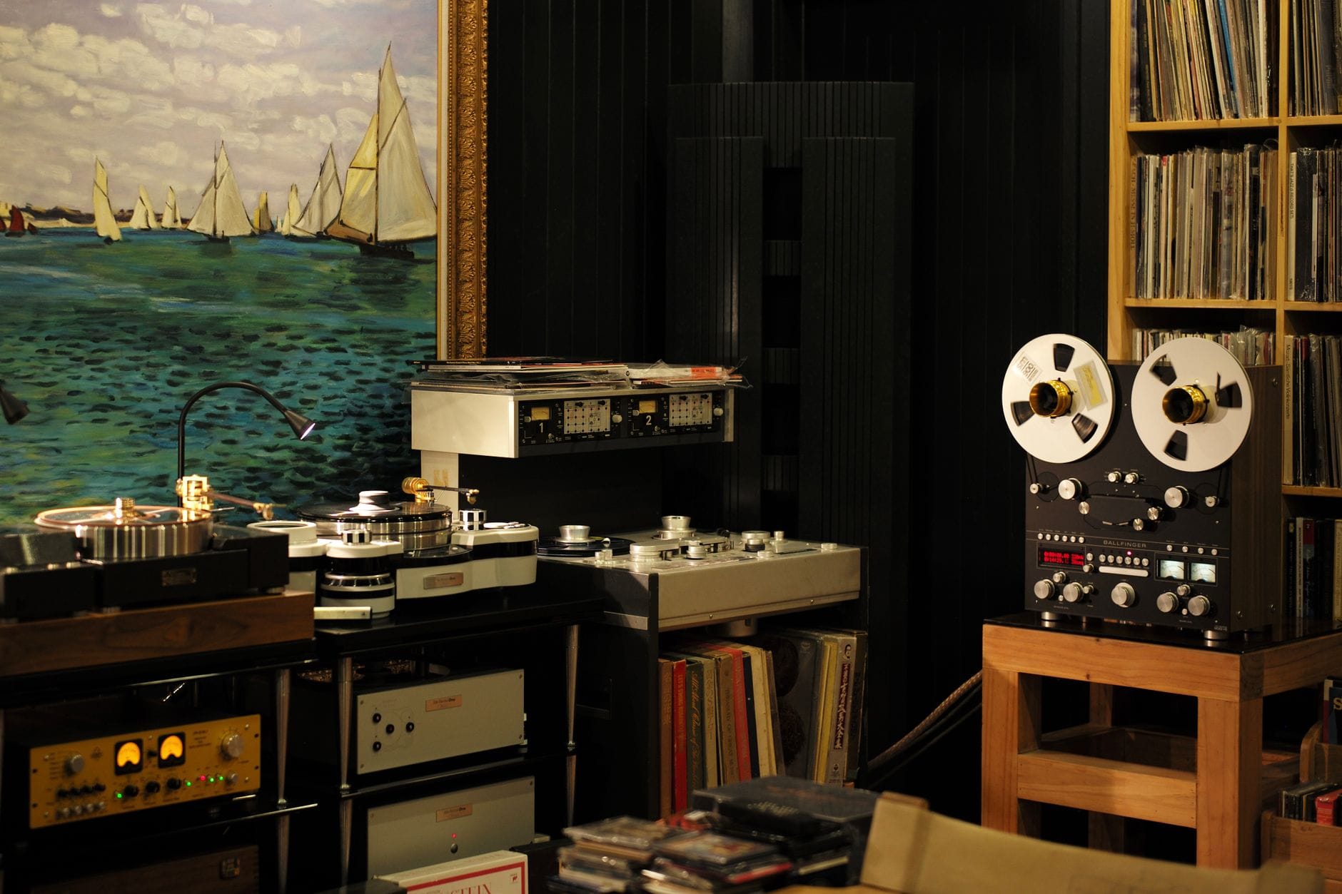 Przytulny pokój z vintage sprzętem audio i marynistycznym obrazem