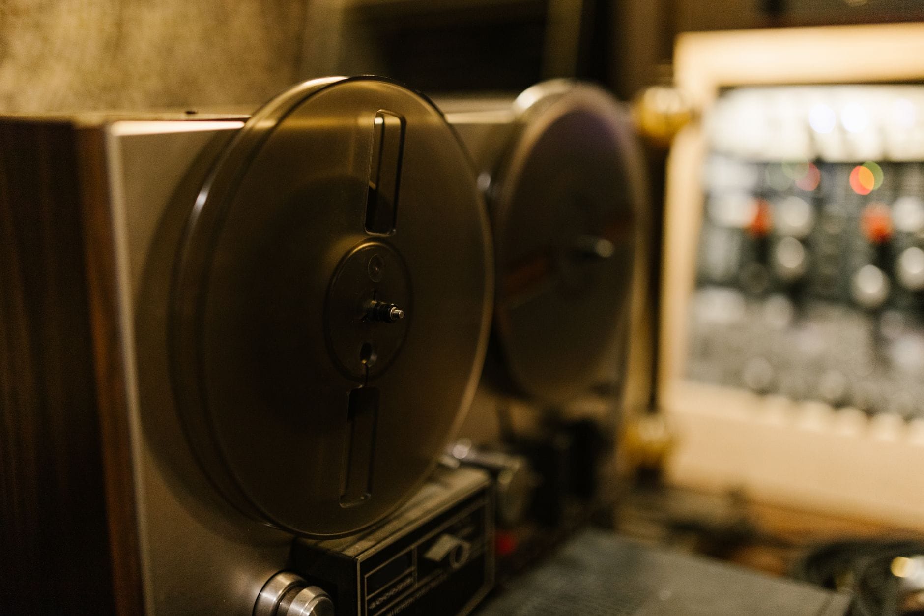 Zbliżenie na vintage magnetofon taśmowy w profesjonalnym studiu nagrań Zbliżenie na vintage magnetofon taśmowy w profesjonalnym studiu nagrań