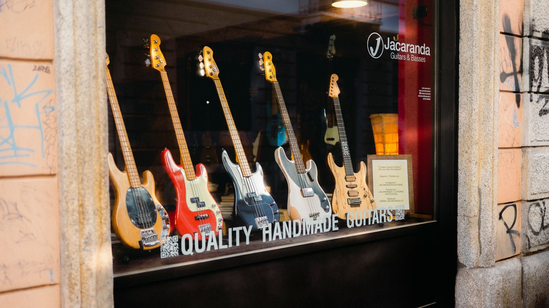 Witryna sklepu z ręcznie robionymi gitarami Jacaranda Guitars & Basses